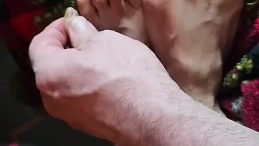 Melove si cewek seksi dengan kaki mungil lagi bersih-bersih