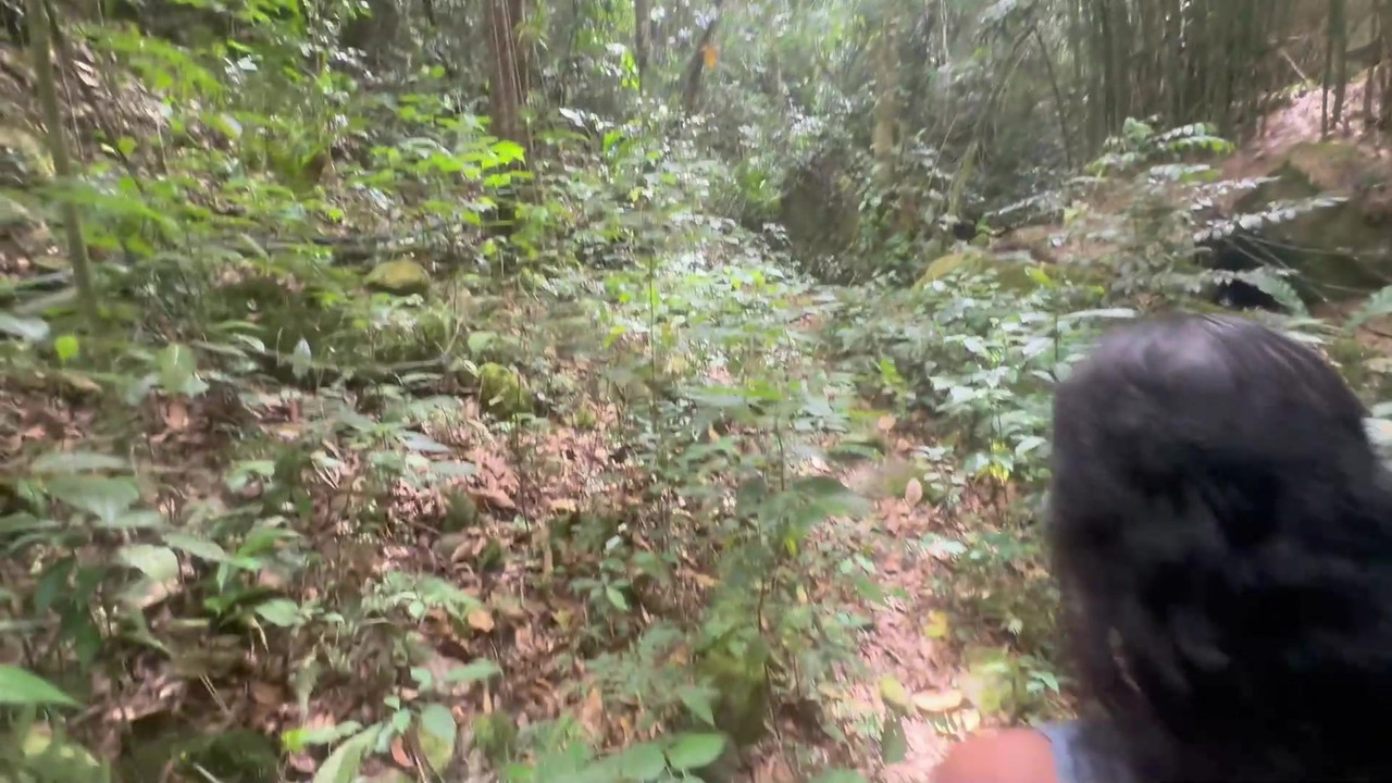 我和害羞的继妹一起去树林里徒步旅行，最后我们狠狠地操逼，直到我射在她的屁股上