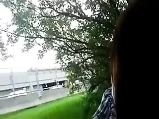 Elle suce dans un parc il fait beau il faut en profiter