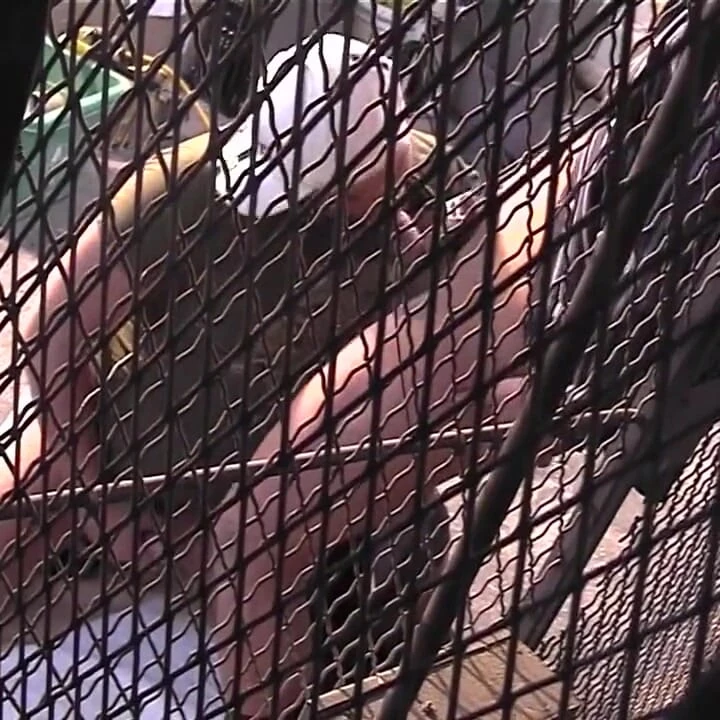 饥渴的男人观看一部色情电影并自慰, 然后和一个屁股紧致的男人做爱