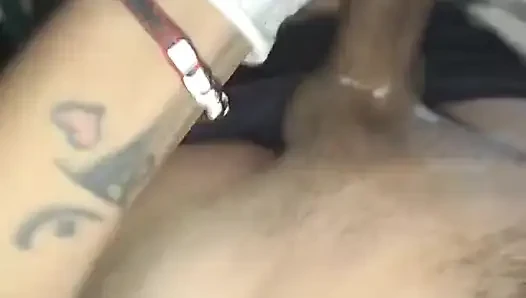 Güzel büyük yarak emiyor ve eldivenlere boşalıyor