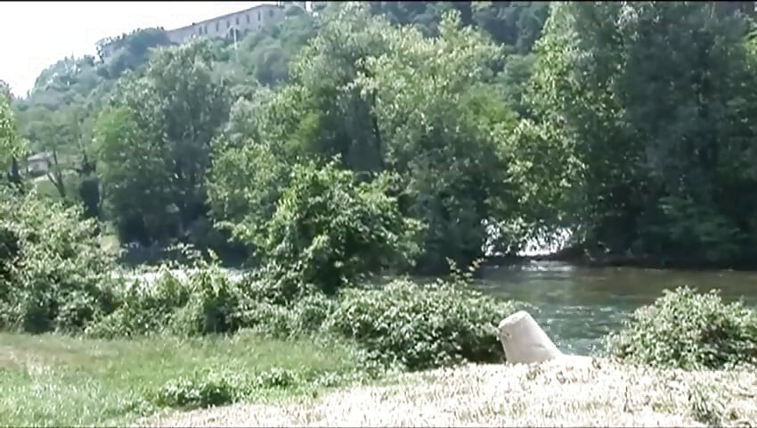 Reifer schwanz in sexy, zierlicher im wald