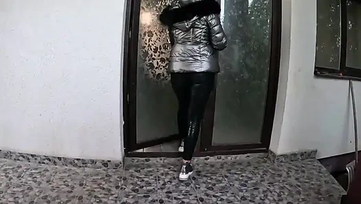 Gärtnerin tief in den hals, grobes gesichtsfick und doppel-sperma auf meine glänzende unterjacke