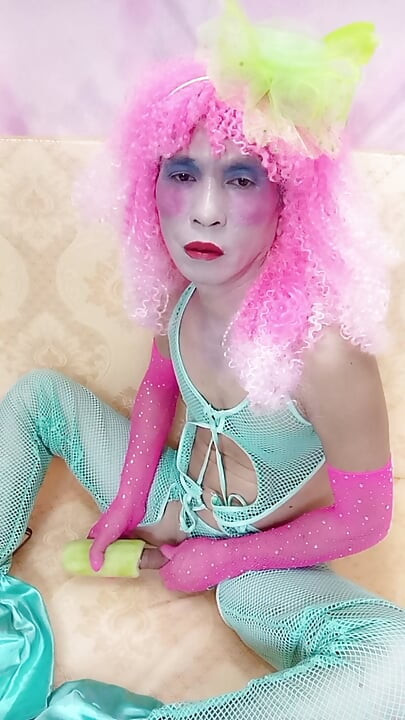 Oanh Le transgender memakai pakaian seksi dan menikmati keseronokan yang melampau.