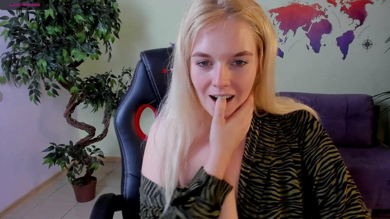 Russian blonde shows her juicy and plump body