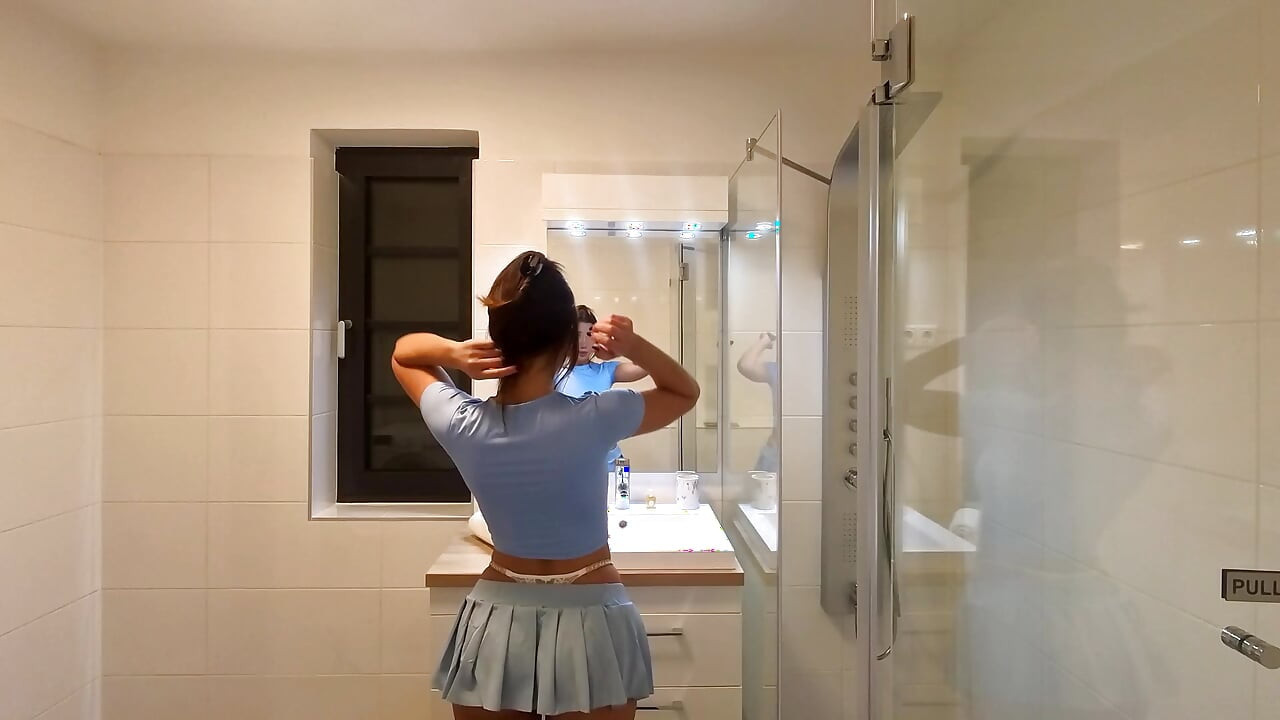 बिना ब्रा के बड़े स्तन वाली एशियाई कॉस्प्लेयर अपनी सेक्सी फ्लर्टी शॉर्ट मिनी स्कर्ट में उन्हें उतारने से पहले अपनी पैंटी चमकाती है