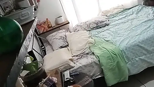 Зрелая милфа убирает свою комнату 1