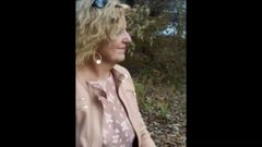 Caryl caminando (parpadeando) en el bosque
