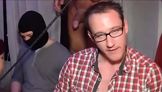 Tasmalı olgun kızlar vahşi grup sekste emiyor ve sikişiyor