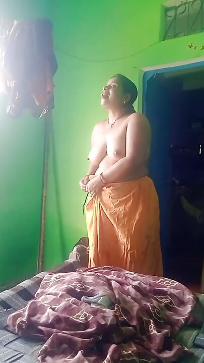 Saya menukar pakaian berbogel.