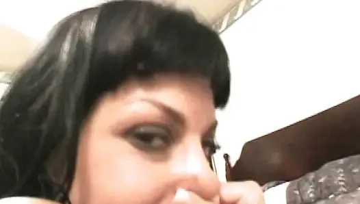 Verführerisches brünettes schätzchen verschlingt massiven schwanz in dampfender session