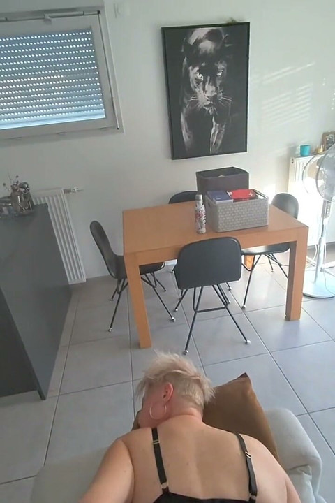 Etter en god, slaskete blowjob tar han meg bakfra og avslutter på ansiktet mitt