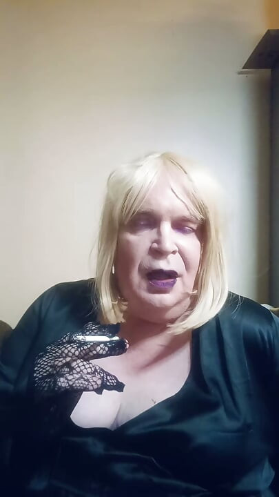 BBW TV a fumar um cigarro superslim e a experimentar luvas