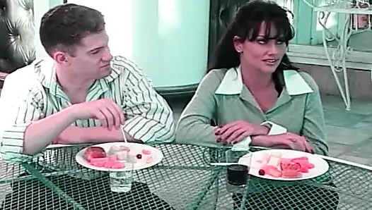 Блондинка-соблазнительница за столом во дворе: горячее оральное развлечение