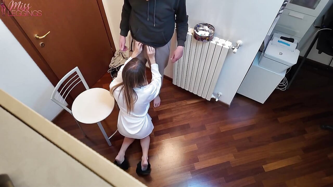 Terzi MILF'in, beklenmedik ereksiyonunu hissettikten sonra yeğenini çiçeksizleştirme istemesi