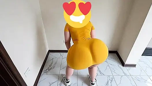 Женщина с большой попкой с большой трясет этим сексуально