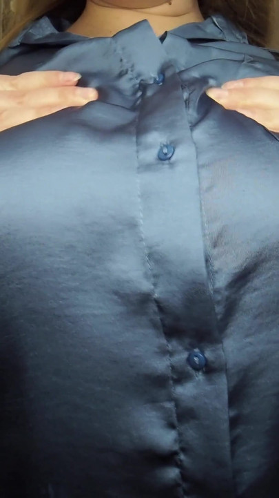 Große hüpfende möpse in blauer Satinbluse, titten necken