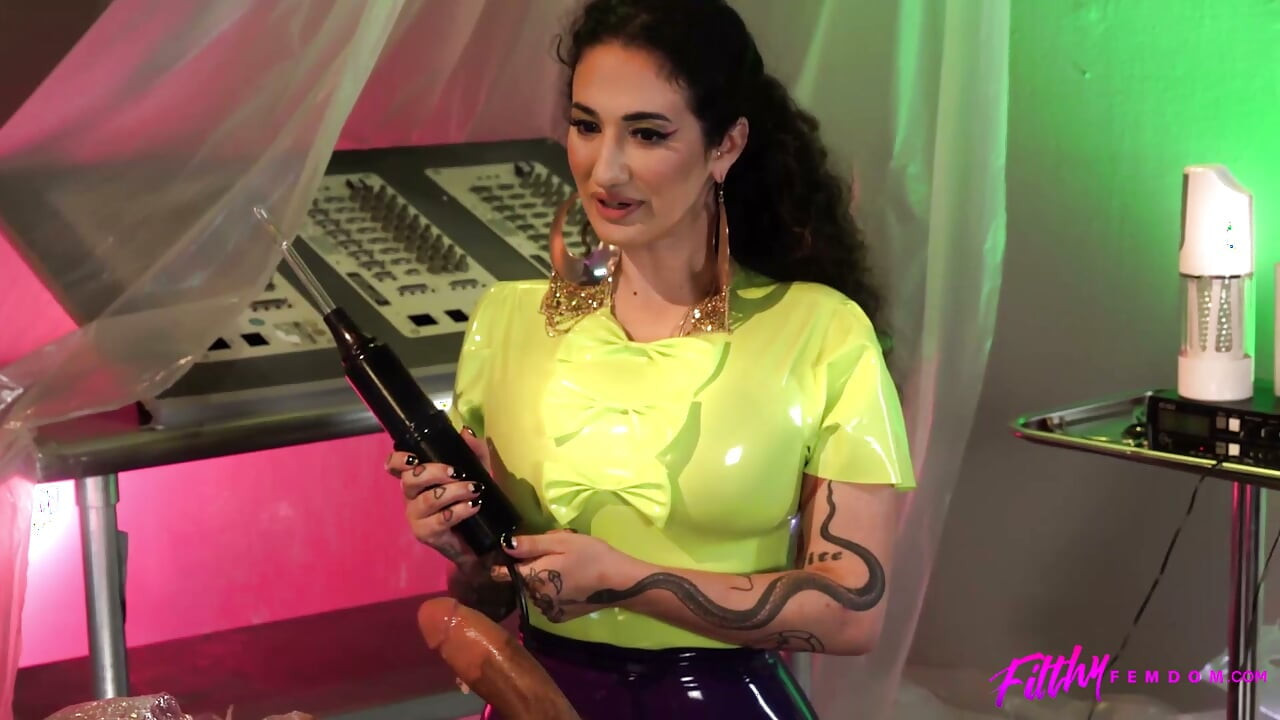Arabelle Raphael tatuada se aprovecha al máximo del cuerpo atado de su sumiso