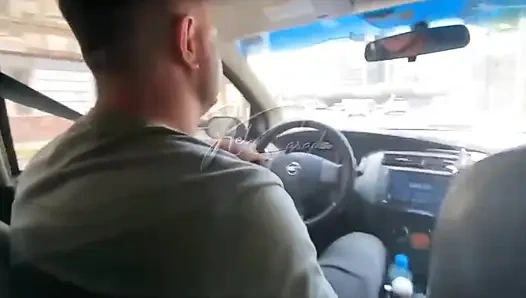 Während mein Mann fuhr, ging ich zum rücksitz, um es dem jungen mann zu geben