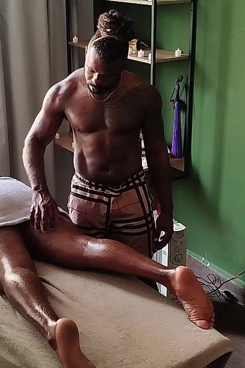 Kamera snima sliku medvjeda koji prima masažu.