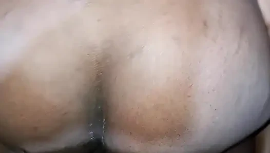 Bu fahişenin büyük kalçalarını yıkıyorum
