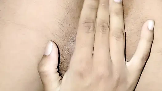 Perverse zwanzig-jährige hört nicht auf, mit ihrer muschi zu spielen