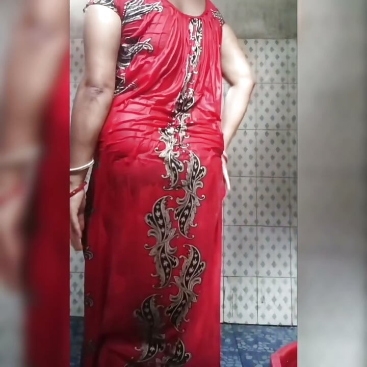 Bhabhi deshi sexy a tomar banho na casa de banho