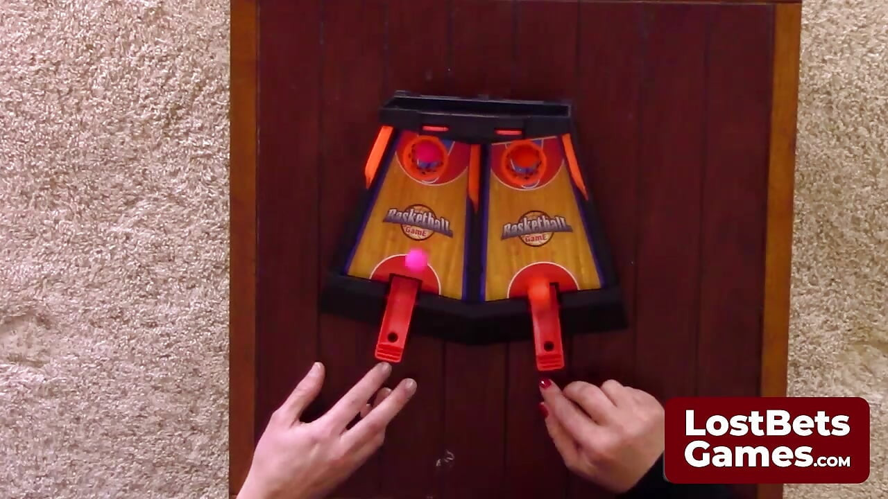 Ένα συναρπαστικό παιχνίδι Strip Basketball Flippies για να κρύψετε τις μπάλες