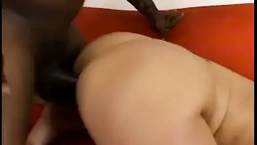 Cewek seksi rambut keriting ini lagi asik ngentot kontol raksasa pria kulit hitam sampai dicrot di muka