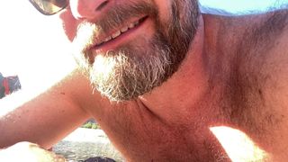 Seattle, beau-père parle coquin à la plage naturiste
