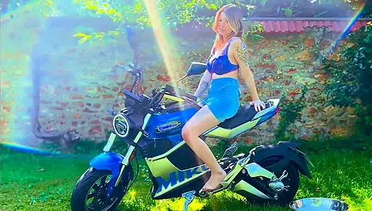 Motorrad-muschi reiben, necken und orgasmus