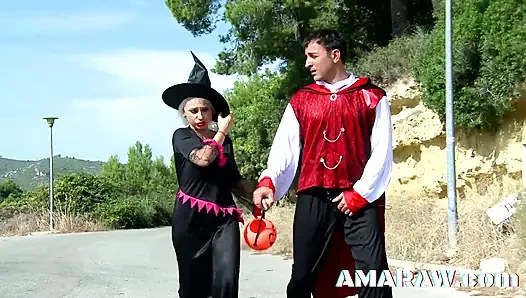 Punk milf Gina Snake with blonde hair in a threesome for Halloween