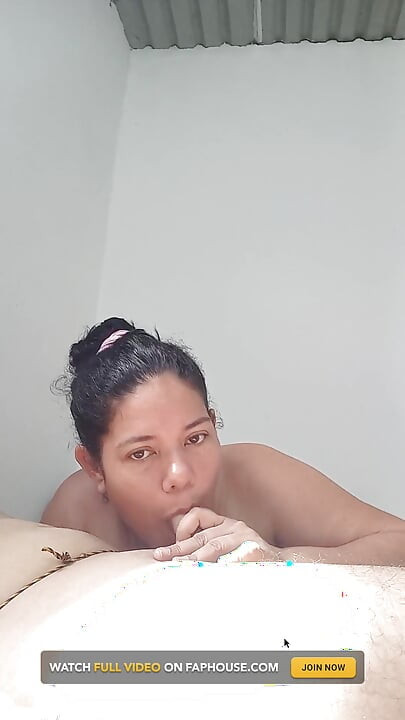 Красива дівчина робить мінет