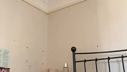 Memek sempit cameltoe didobel penetrasi pakai butt plug kaca - close up