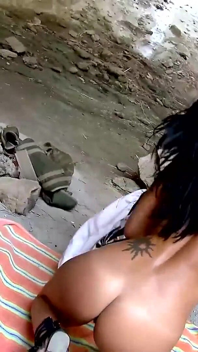 Il gran culo di una latina ama mostrare il suo culo al suo nuovo ragazzo in spiaggia | Clip 2