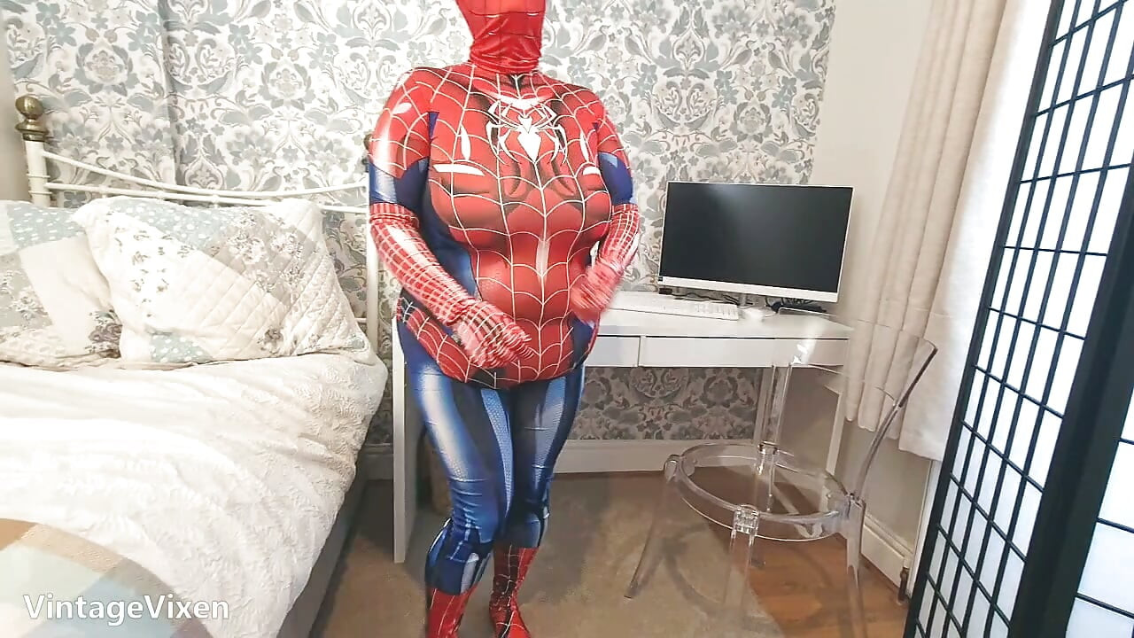 Triks eller godteri med sexy BBW edderkoppkvinne med store modne pupper