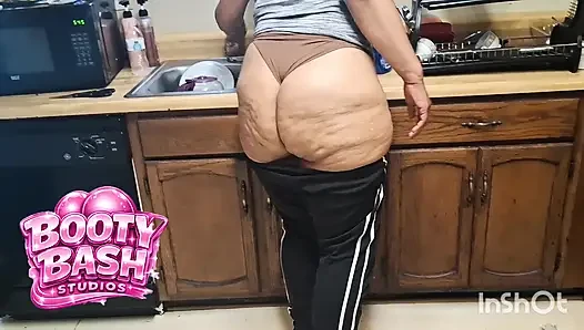 BIG BOOTY ANAL QUEEN SHOWS OFF HER PHAT ASS