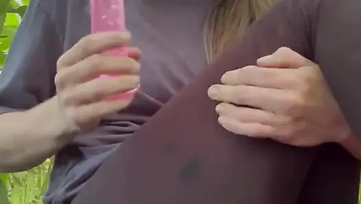 Masturbasi di ladang jagung dengan dildo