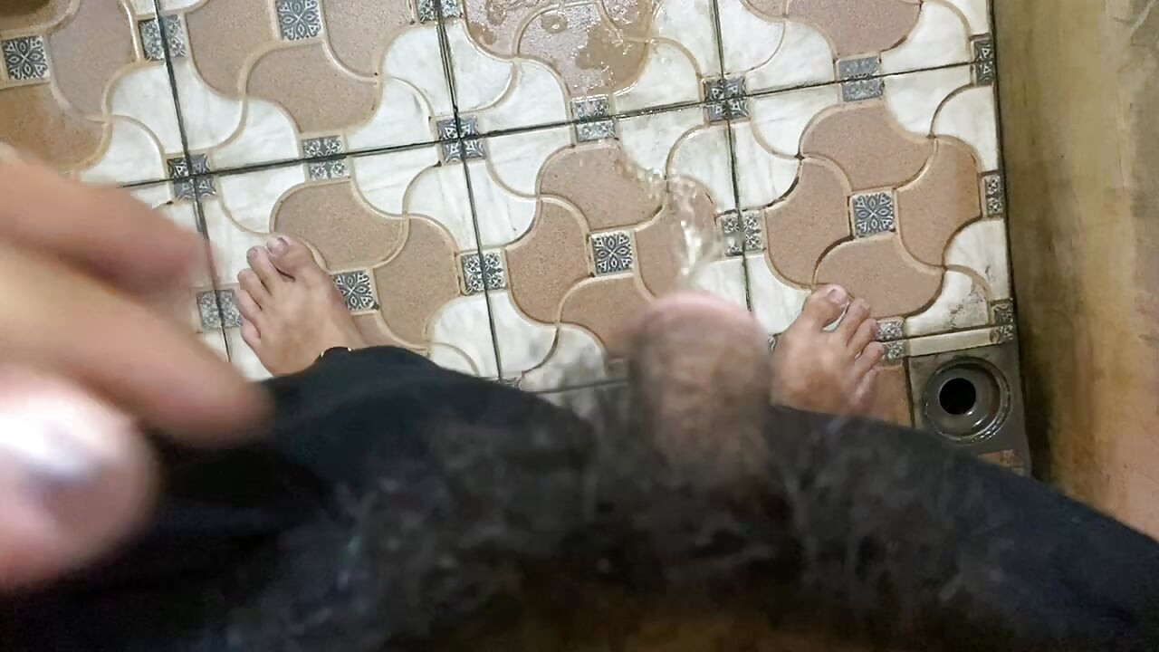 Masturbându-se în baie, în secret, foarte speriată