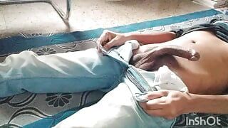 Chudy szczupły indyjski chłopiec pokazuje swój ogromny kutas i piłki