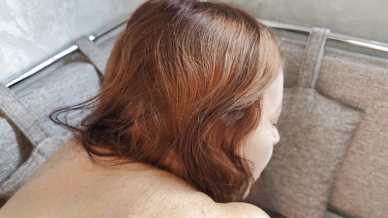 Aku lagi asik main game sama ibu tiriku sampai aku muncrat banyak banget
