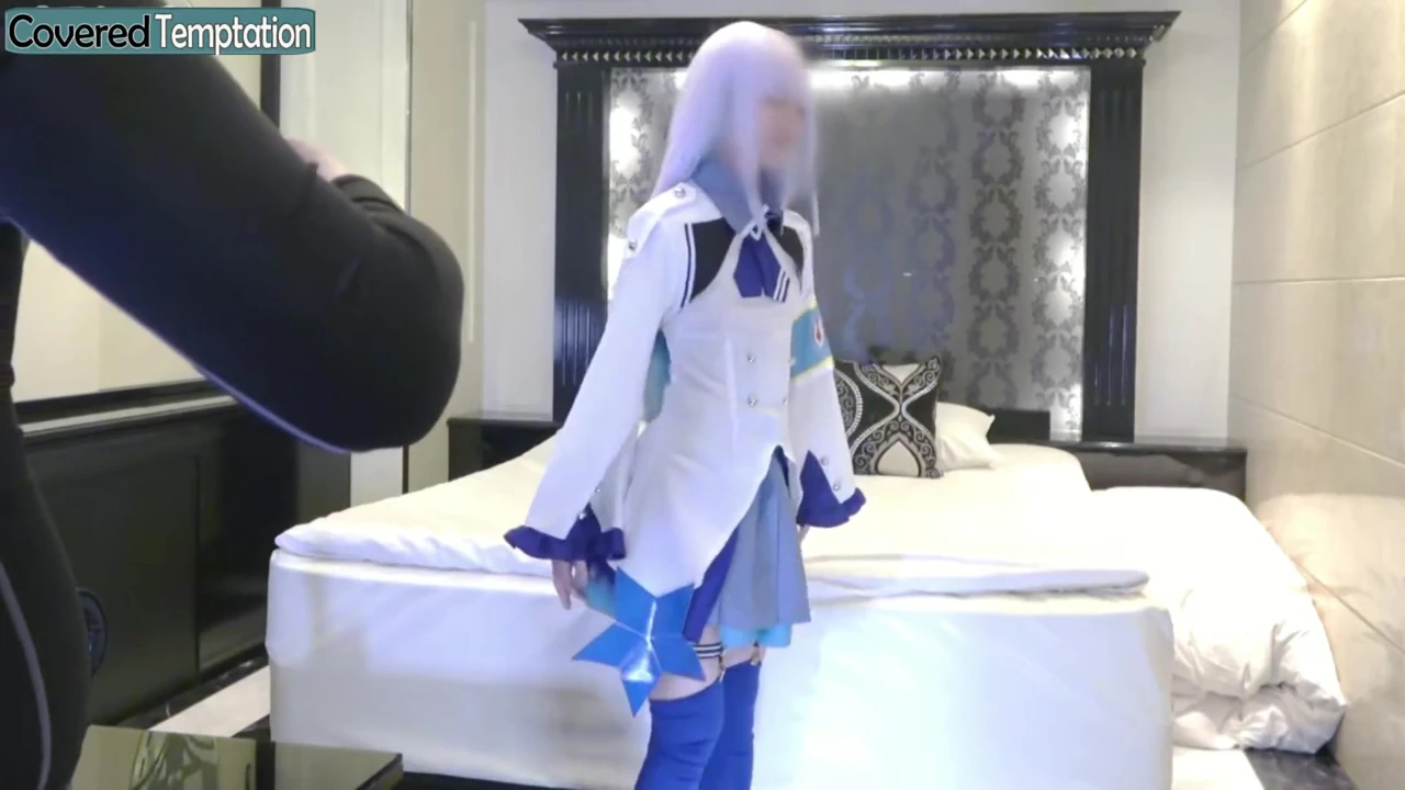 Cosplay anı ince bir yeni gelen oyuncu merakını keşfederken utangaç heyecan uyandırıyor