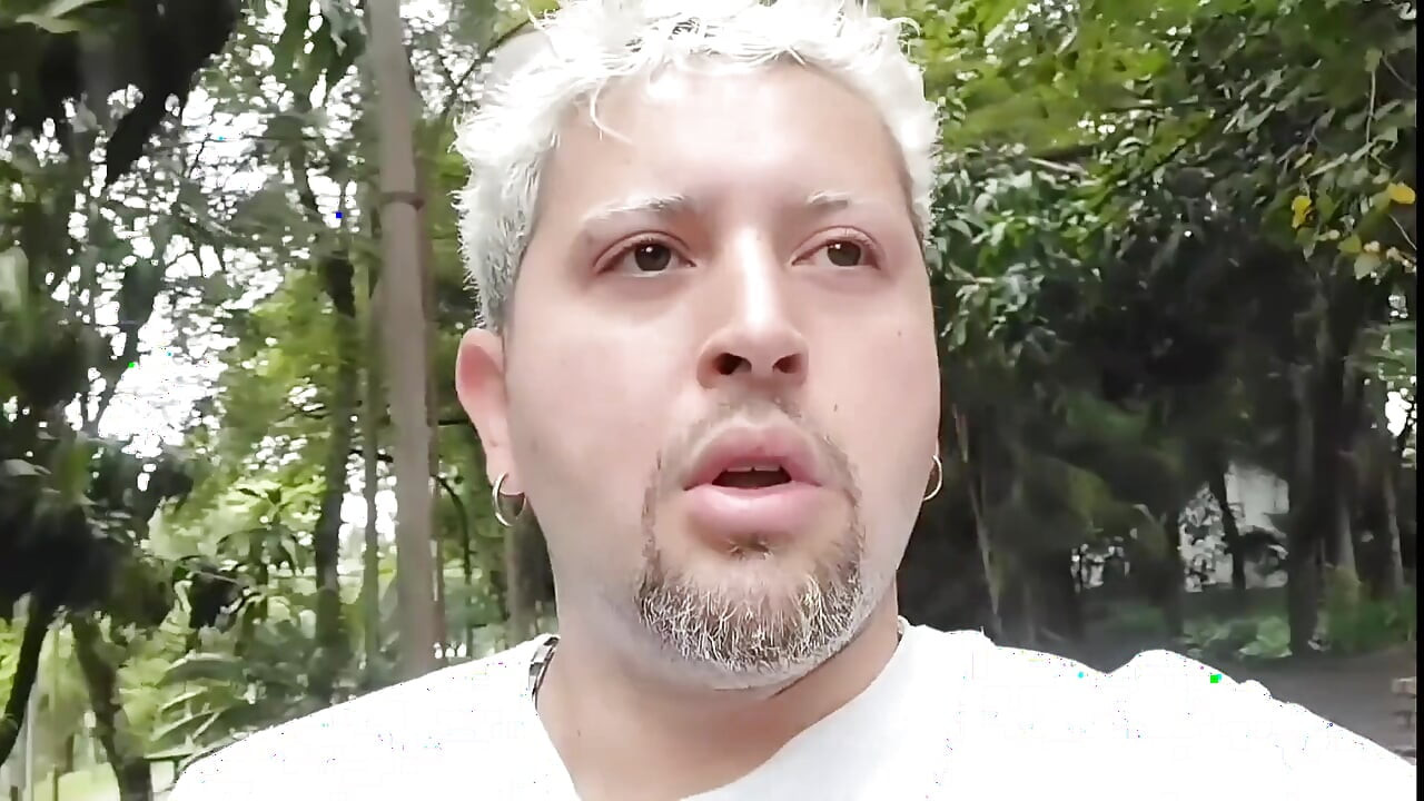 私は、友人をこっそり吸った後、公衆トイレで自分自身をチラ見せしているところを捕まりました。