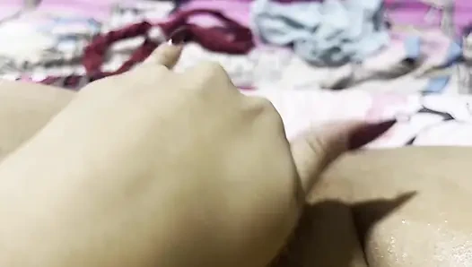 Kesenangan wanita jika dia masturbasi vaginanya yang berair