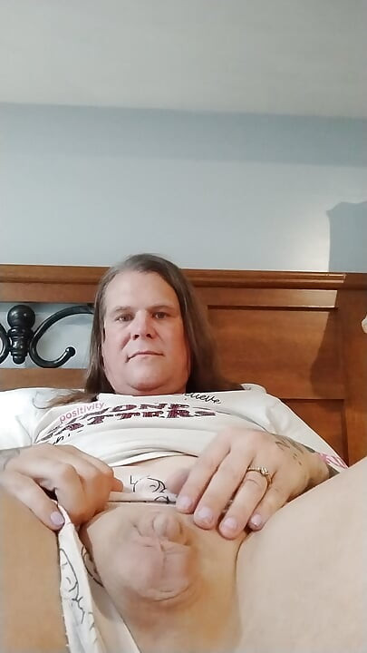 Time to invite you into my bedroom for a little close-up look at what I do when I'm all alone