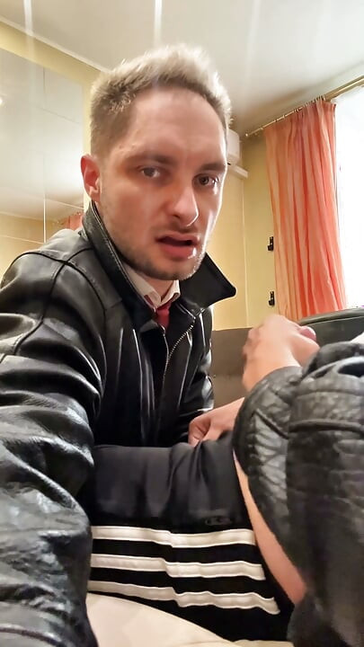 Takım elbiseli bir pidr, spor ayakkabılı ve deri ceketli bir gopnik'e hizmet eder