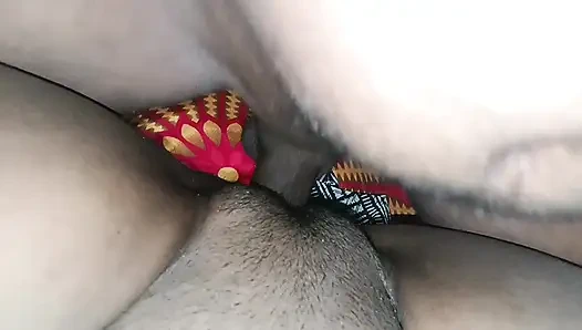 Hintli üvey anne bir gece üvey oğluyla çıplak kalıyor, oğlunu baştan çıkarıyor ve se içinde sikiliyor