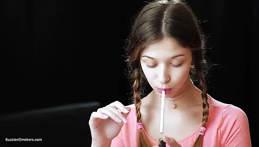 Sexy russische verführerin, die Zigaretten rauchen, küstenbrise