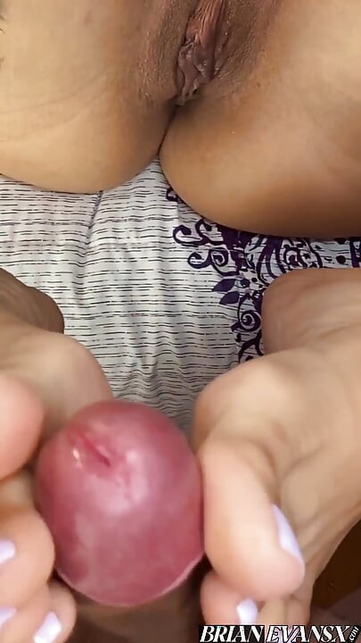 POV MILF Silvana Lee ger footjob och knullar Brian Evansx i närbild