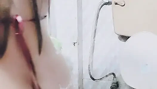 Das einzelne mädel badet